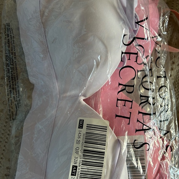 Lot of 4 new 32B Victoria Secret bras - Picture 4 of 4